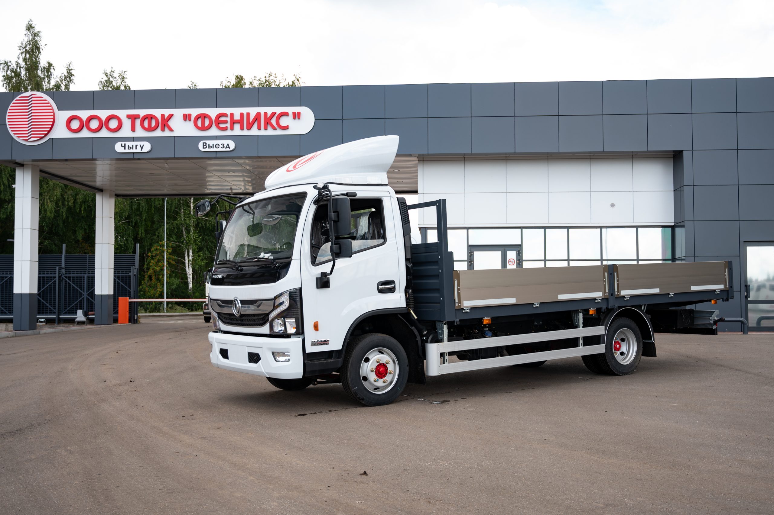 Автомобиль бортовой на шасси Dongfeng